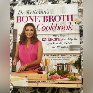 Cookbook: Dr. Kellyann’s Bone Broth by Kellyann Petrucci